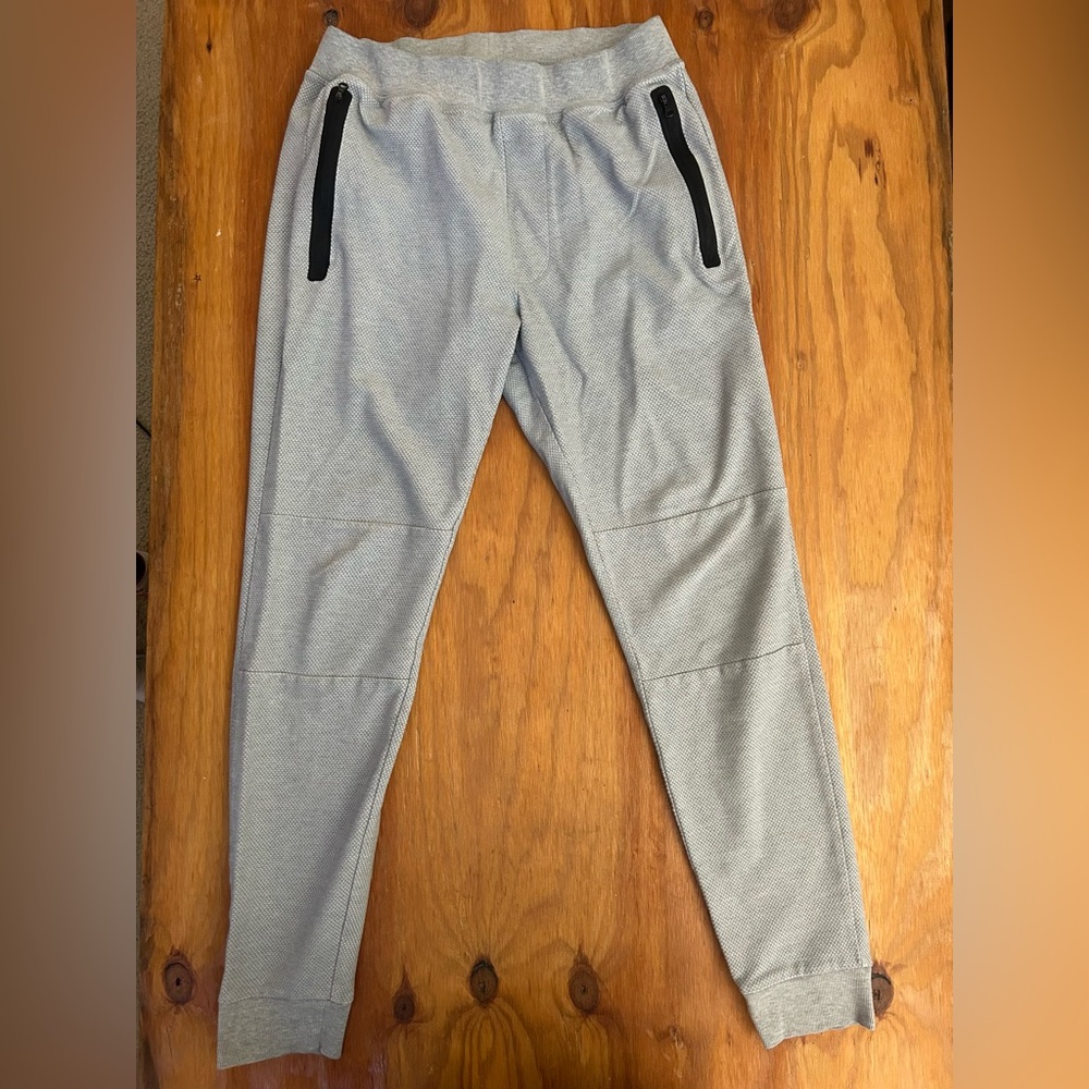 Alo Men’s grey sweatpants